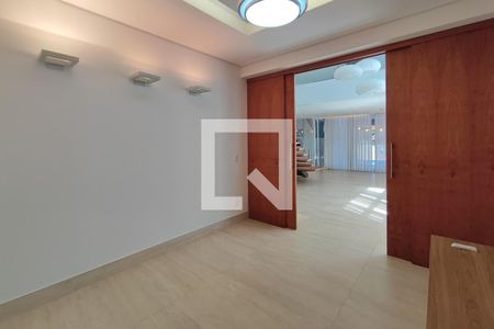 Sala de TV de casa de condomínio à venda com 4 quartos, 304m² em Swiss Park, Campinas