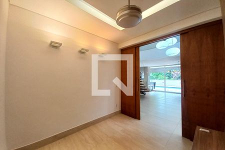 Sala de TV de casa de condomínio para alugar com 4 quartos, 304m² em Swiss Park, Campinas