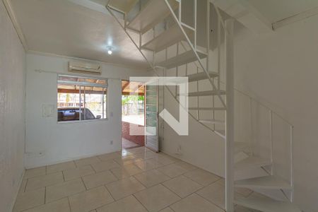 Sala de casa de condomínio para alugar com 2 quartos, 48m² em Rio Branco, Canoas