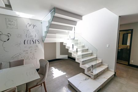 escadas de casa de condomínio para alugar com 3 quartos, 285m² em Jardim Residencial Maria Dulce, Indaiatuba