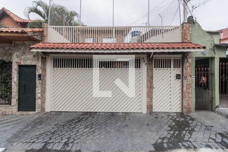 Casa à venda com 145m², 3 quartos e 2 vagas Casa à venda com 145m², 3 quartos e 2 vagasFachada