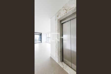 Elevador da Sala de apartamento para alugar com 3 quartos, 317m² em Cambuí, Campinas