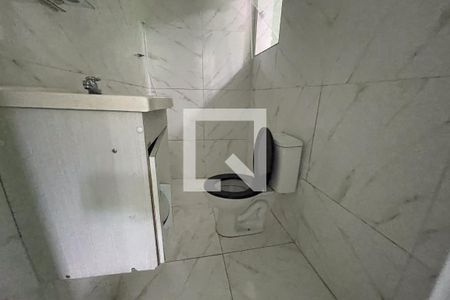 Banheiro de casa para alugar com 1 quarto, 30m² em Jardim Primavera, Duque de Caxias