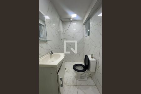 Banheiro de casa para alugar com 1 quarto, 30m² em Jardim Primavera, Duque de Caxias