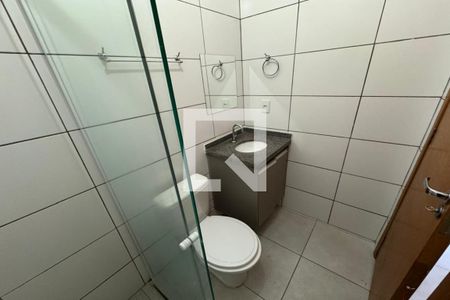 Banheiro de kitnet/studio para alugar com 1 quarto, 27m² em Vila Amelia, Ribeirão Preto