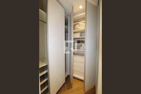 Closet da Suíte 1 de apartamento para alugar com 2 quartos, 120m² em Itaim Bibi, São Paulo