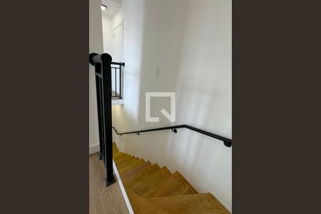 Escada de apartamento para alugar com 2 quartos, 69m² em Jardim Tupanci, Barueri