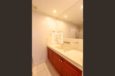 Banheiro de apartamento para alugar com 3 quartos, 200m² em Barra da Tijuca, Rio de Janeiro