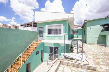 Casa à venda com 350m², 4 quartos e 5 vagas Casa à venda com 350m², 4 quartos e 5 vagasTerraço