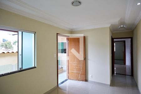 Sala de casa para alugar com 2 quartos, 80m² em Paraíso, Belo Horizonte