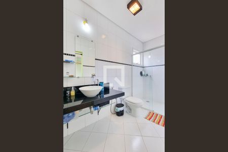 Casa de condomínio para alugar com 349m², 4 quartos e 6 vagas Casa de condomínio para alugar com 349m², 4 quartos e 6 vagasBanheiro da Suíte