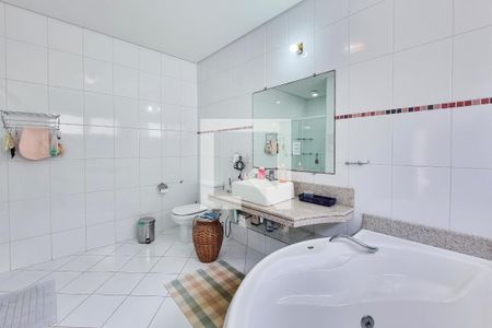 Casa de condomínio para alugar com 349m², 4 quartos e 6 vagas Casa de condomínio para alugar com 349m², 4 quartos e 6 vagasBanheiro da Suíte 3