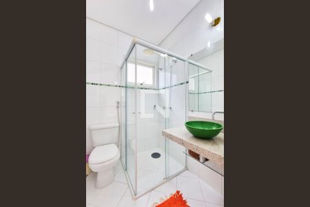 Casa de condomínio para alugar com 349m², 4 quartos e 6 vagas Casa de condomínio para alugar com 349m², 4 quartos e 6 vagasBanheiro da Suíte 2