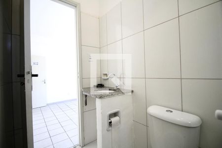 Banheiro de kitnet/studio para alugar com 0 quarto, 18m² em Tororo, Salvador