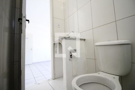 Banheiro de kitnet/studio para alugar com 0 quarto, 18m² em Tororo, Salvador