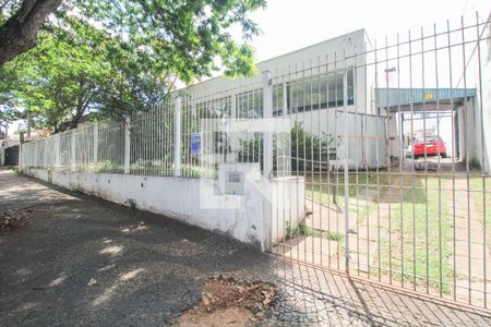 Casa à venda com 820m², 4 quartos e 8 vagas Casa à venda com 820m², 4 quartos e 8 vagasFachada