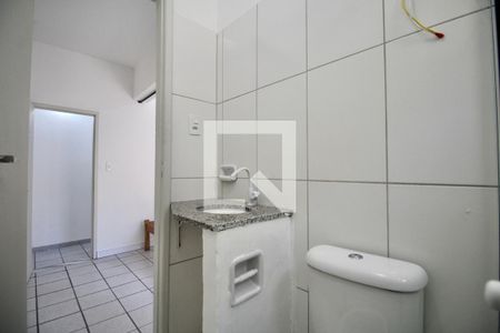 Banheiro de kitnet/studio para alugar com 0 quarto, 18m² em Tororo, Salvador