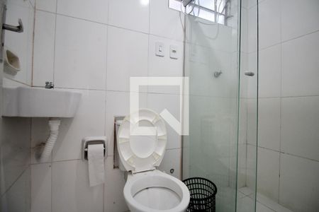 Banheiro de kitnet/studio para alugar com 0 quarto, 18m² em Tororo, Salvador