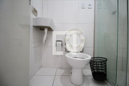 Banheiro de kitnet/studio para alugar com 0 quarto, 18m² em Tororo, Salvador