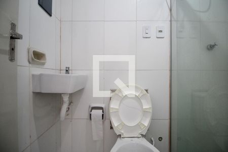 Banheiro de kitnet/studio para alugar com 0 quarto, 18m² em Tororo, Salvador