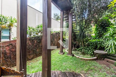 Vista da Sala de TV de casa de condomínio para alugar com 3 quartos, 550m² em Morada dos Pássaros, Barueri