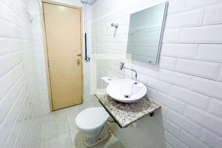 Banheiro de kitnet/studio para alugar com 1 quarto, 25m² em Pinheiros, São Paulo