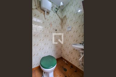 Casa à venda com 300m², 4 quartos e 3 vagas Casa à venda com 300m², 4 quartos e 3 vagasBanheiro de serviço