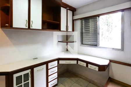 quarto 1 de apartamento para alugar com 3 quartos, 58m² em Parque Pinheiros, Taboão da Serra