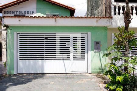 Casa à venda com 136m², 3 quartos e 2 vagas Casa à venda com 136m², 3 quartos e 2 vagasFachada