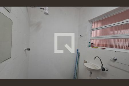 Banheiro social de kitnet/studio para alugar com 1 quarto, 40m² em Cidade Ocian, Praia Grande