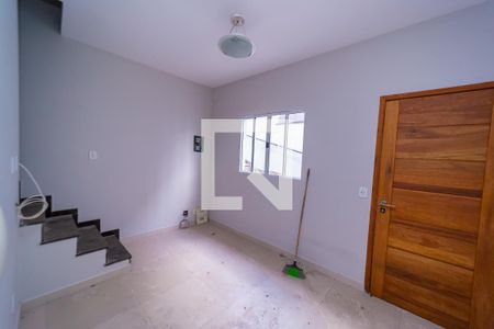 Sala de casa de condomínio para alugar com 2 quartos, 50m² em Vila Araguaia, São Paulo