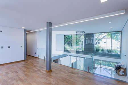 Sala superior de casa para alugar com 4 quartos, 420m² em City América, São Paulo