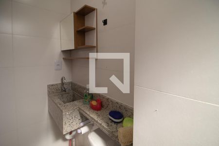 Banheiro de kitnet/studio para alugar com 1 quarto, 24m² em Vila Nelson, São Paulo