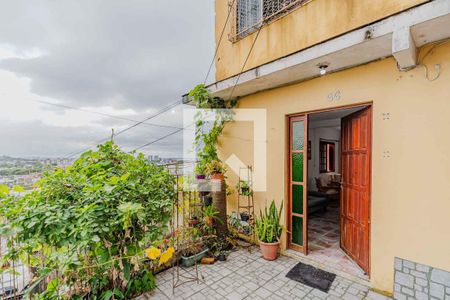 Casa à venda com 210m², 5 quartos e 4 vagas Casa à venda com 210m², 5 quartos e 4 vagasFachada