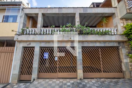 Casa à venda com 224m², 3 quartos e 3 vagas Casa à venda com 224m², 3 quartos e 3 vagasFachada