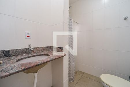 Banheiro de apartamento para alugar com 1 quarto, 33m² em Vila Jardim, Porto Alegre