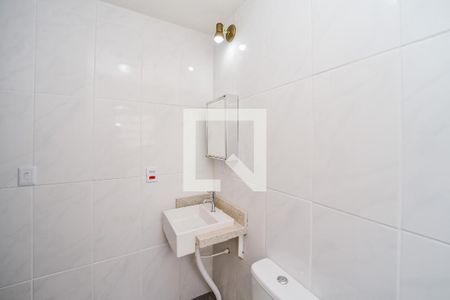 Banheiro de apartamento para alugar com 1 quarto, 33m² em Vila Jardim, Porto Alegre