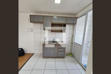 Cozinha de apartamento para alugar com 1 quarto, 32m² em Jardim Teresa, São Paulo