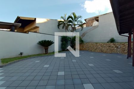 Casa à venda com 260m², 2 quartos e 4 vagas Casa à venda com 260m², 2 quartos e 4 vagasQuintal