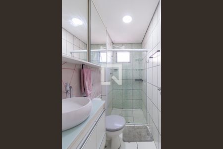 Banheiro de apartamento para alugar com 2 quartos, 48m² em Vila da Oportunidade, Carapicuíba