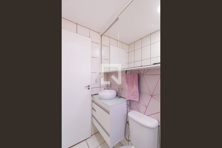 Banheiro de apartamento para alugar com 2 quartos, 48m² em Vila da Oportunidade, Carapicuíba