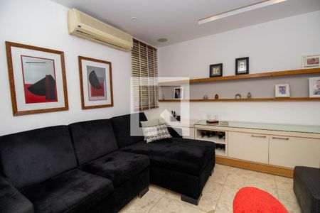 Sala intima de casa de condomínio à venda com 4 quartos, 660m² em Barra da Tijuca, Rio de Janeiro