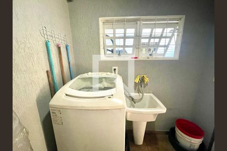 Casa à venda com 151m², 3 quartos e 2 vagas Casa à venda com 151m², 3 quartos e 2 vagasÁrea de Serviço