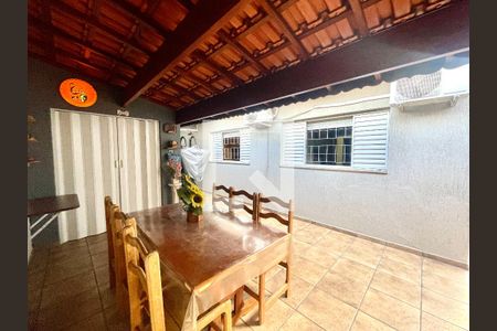 Casa à venda com 151m², 3 quartos e 2 vagas Casa à venda com 151m², 3 quartos e 2 vagasQuintal com churrasqueira
