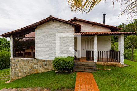 Casa à venda com 450m², 4 quartos e 4 vagas Casa à venda com 450m², 4 quartos e 4 vagasFachada