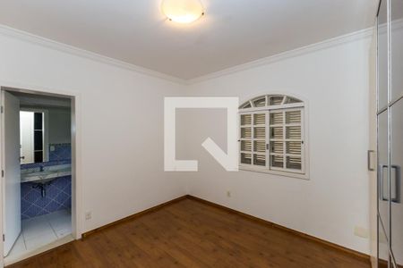 Casa à venda com 450m², 4 quartos e 4 vagas Casa à venda com 450m², 4 quartos e 4 vagasSuíte