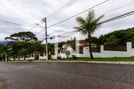 Casa à venda com 450m², 4 quartos e 4 vagas Casa à venda com 450m², 4 quartos e 4 vagasFachada
