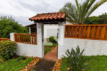 Casa à venda com 450m², 4 quartos e 4 vagas Casa à venda com 450m², 4 quartos e 4 vagasFachada