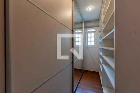 Casa à venda com 450m², 4 quartos e 4 vagas Casa à venda com 450m², 4 quartos e 4 vagasCloset da Suíte 2