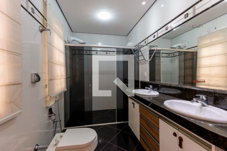 Casa à venda com 450m², 4 quartos e 4 vagas Casa à venda com 450m², 4 quartos e 4 vagasBanheiro da Suíte 2